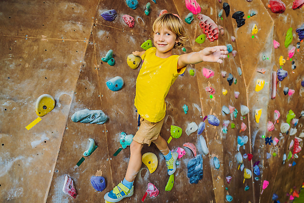 포토 JPG 해외이미지 전신 남자 어린이 스포츠 실내 한명 소년 잡기 암벽 암벽등반 손뻗기 클라이밍 소년한명만 해외202309 해외포토 1 모션 사람 내부 등산 등반 남자한명만 소년만 파일형식