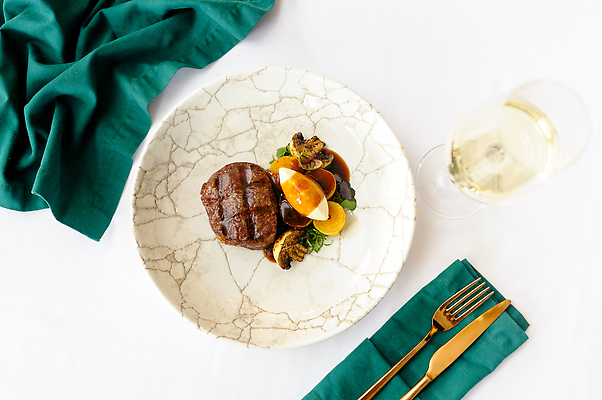 포토 JPG 해외이미지 접시 포크 와인잔 스테이크 사람없음 고명 분위기 나이프 플레이팅 해외202309 해외포토 식기 컨셉 술잔 서양음식 칼 상차림 파일형식