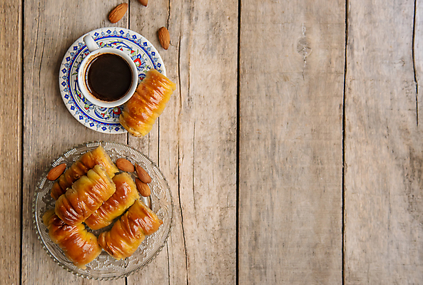 포토 JPG 해외이미지 접시 커피 사람없음 갈색 달콤 커피잔 컵받침 페스츄리 바클라바 나무배경 해외202309 해외포토 식기 음료 빵 컬러 백그라운드 디저트 잔 맛 받침대 파일형식