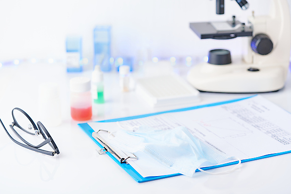 포토 JPG 해외이미지 손 유니폼 청진기 건강 병원 현미경 마스크 사람없음 치료 사무실 약 펜 공백 시험 의사 흰색 실험실 바이러스 질병 위험 위협 문서 처방 레시피 시트 서류판 살균 코로나바이러스 해외202309 해외포토 옷 교육 컬러 컨셉 비즈니스 의학 의료기기 실험기구 실험 신체부위 필기구 사무용품 의료진 파일형식