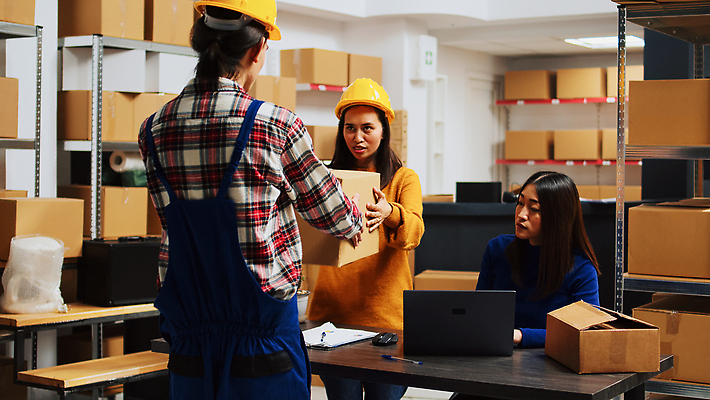포토 JPG 해외이미지 여자 남자 노동자 실내 들기 동양인 상반신 성인 앞모습 뒷모습 세명 노트북 상자 작업 안전모 물류창고 성인만 해외202309 해외포토 직업 뷰포인트 모션 사람 인종 내부 전자제품 헬멧 안전장비 창고 파일형식
