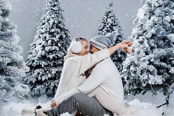 포토 JPG 해외이미지 커플 계절 여자 남자 행복 크리스마스 2 겨울 가족 관계 포옹 휴가 새해 주택 함께함 선물 사랑 사람 두명 손잡기 산책 추위 흰색 시골 축하 떨어짐 회전 교외 크리스마스이브 폭설 해외202309 해외포토 기념일 감정 컬러 컨셉 안기 모션 휴식 눈_날씨 건물 자연재해 파일형식