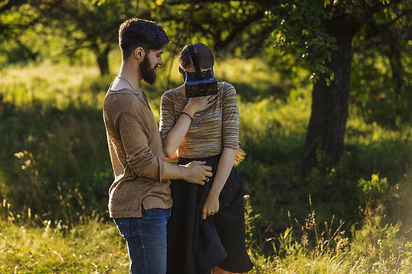 포토 JPG 해외이미지 라이프스타일 커플 응시 옷 공원 여자 남자 행복 안경 컨셉 인터넷 자연 주택 건강 관리 사랑 미소 사람 20대 성인 야외 두명 가로 캐주얼 초록색 헤드폰 쌍안경 추위 게임 체험 센터 흥분 가상 가상현실 현실 해외202309 해외포토 시선 잡화 공공시설 감정 컬러 음향기기 관계 놀이 표정 청년 건물 생활 망원경 생태계 파일형식
