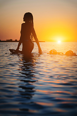 포토 JPG 해외이미지 실루엣 스포츠 바다 여행 포즈 오렌지 장난 자연 하늘 한명 사람 야외 물 태양 뷰티 일출 일몰 서핑 서퍼 프리스타일 해외202309 해외포토 자연요소 1 과일 운동선수 촬영기법 노을 수상스포츠 생태계 파일형식