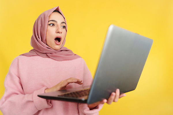 포토 JPG 해외이미지 직업 통신 청소년 성공 실내 표정 한명 서기 인종 노트북 컴퓨터 청춘 독서 세일 스크린 목도리 활발 타이핑 키보드 잡기 메시지 이메일 연결 이슬람교 사이버 무선전화기 스마트 경영자 충격 개성 온라인 노란배경 스타일 카피스페이스 제의 해외202309 해외포토 1 잡화 종교 백그라운드 컨셉 모션 사람 내부 전자제품 노란색 공백 전화기 리더 파일형식