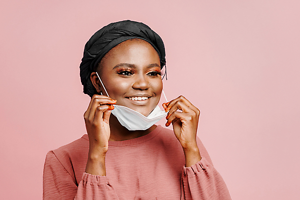 포토 JPG 해외이미지 행복 얼굴 백그라운드 아프리카 건강 가면 마스크 한명 미소 안전 사람 뷰티 검은색 고통 표현 호흡기관 바이러스 보호 질병 예방 긍정 감염 고립 돌봄 전염병 코로나바이러스 해외202309 해외포토 1 감정 나라 컬러 컨셉 의학 모션 표정 신체부위 장기_의학 파일형식