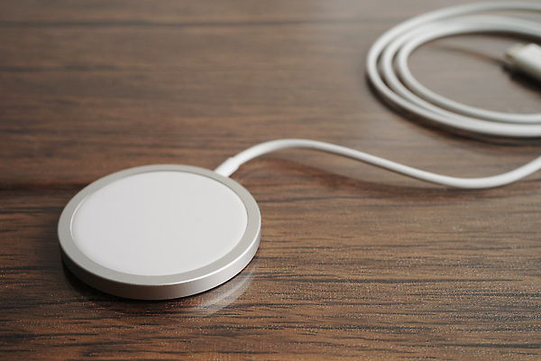 포토 JPG 해외이미지 백그라운드 비즈니스 통신 탁자 모바일 새로움 세포 사람없음 스마트폰 핸드폰 컴퓨터 디지털 힘 장비 에너지 흰색 코드 연결 휴대용 무선전화기 전화기 무선 스마트 전자 철사 충전 패드 베터리 요금 충전기 셀룰러 해외202309 해외포토 컬러 가구 컨셉 전자제품 스마트기기 기계 오브젝트 파일형식