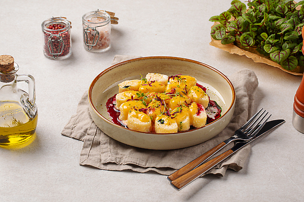 포토 JPG 해외이미지 접시 음식 부분 디저트 요리 사람없음 옆모습 가로 식당 식사 시골 메뉴 반죽 점심식사 러시아인 우크라이나 페스츄리 맛있는 해외202309 해외포토 서양인 식기 유럽 빵 뷰포인트 상점 파일형식