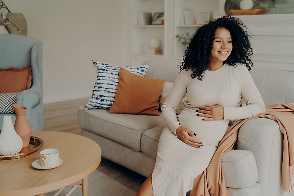 포토 JPG 해외이미지 드레스 여자 행복 어린이 신체 엄마 미래 주택 사랑 미소 앉기 두명 부모 소파 뷰티 검은색 희망 침묵 임산부 임신 방 터치 아기 신생아 기다림 예측 태교 보여주기 복부 혼혈 해외202309 해외포토 옷 감정 컬러 컨셉 의자 가족 모션 표정 사람 건물 신체부위 소리 다문화 파일형식