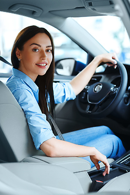 포토 JPG 해외이미지 라이프스타일 여자 행복 산업 여행 비즈니스 교통시설 자동차 성공 새로움 실내 한명 안전 앉기 내부 뷰티 판매 운전 운전사 고급 구매 핸들 고객 주인 보험 대여 면허증 임대 해외202309 해외포토 직업 1 감정 육상교통 교통 컨셉 모션 사람 생활 경제 쇼핑 시설 면허 증명서 파일형식