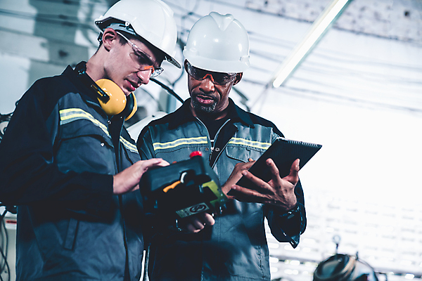 포토 JPG 해외이미지 남자 산업 로우앵글 공장 노동자 고글 작업복 들기 상반신 성인 두명 태블릿 헤드셋 기계 과학기술 작업 엔지니어 안전모 컨트롤 프로그래밍 성인남자만 내려보기 해외202309 해외포토 직업 옷 뷰포인트 음향기기 공업 모션 기술 사람 전자제품 스마트기기 헤드폰 기술자 헬멧 안전장비 개발 남자만 성인만 파일형식