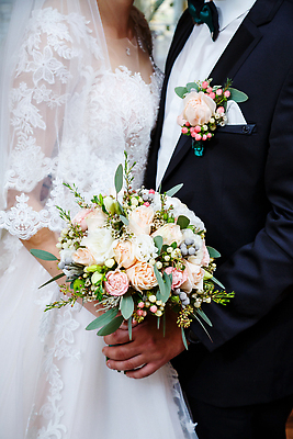 포토 JPG 해외이미지 여자 남자 부케 웨딩드레스 결혼식 들기 정장 상반신 성인 두명 옆모습 신랑신부 성인만 해외202309 해외포토 드레스 옷 신부_웨딩 뷰포인트 꽃다발 신랑 결혼 모션 사람 파일형식