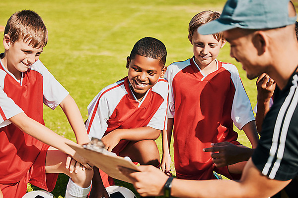 포토 JPG 해외이미지 남자 어린이 유니폼 축구공 협력 함께함 들기 소년 잔디 여러명 상반신 성인 앞모습 옆모습 친구 축구 축구장 서류판 남자만 해외202309 해외포토 식물 옷 뷰포인트 다수 컨셉 공 축구용품 스포츠시설 관계 모션 사람 구기 사무용품 파일형식