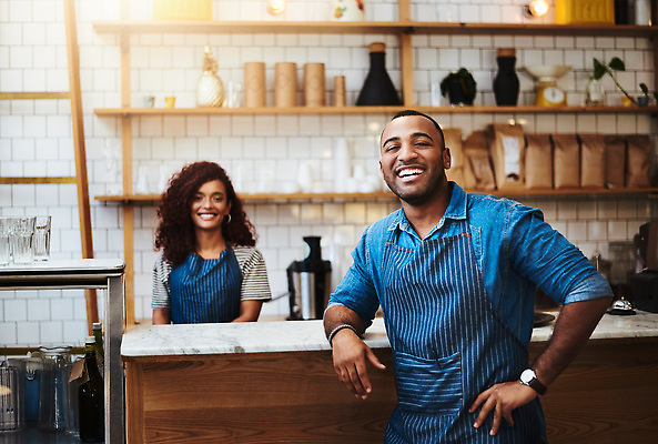 포토 JPG 해외이미지 응시 여자 남자 사업가 성공 성인 두명 앞모습 상점 카페 사장 직원 자영업 성인만 소상공인 해외202309 해외포토 직업 시선 뷰포인트 컨셉 비즈니스 사람 경제 상인 파일형식