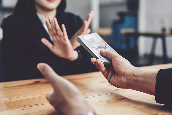 포토 JPG 해외이미지 손 지폐 비즈니스 두명 신체부위 범죄 거절 책상 주기 부정부패 해외202309 해외포토 가구 컨셉 돈 모션 사람 파일형식