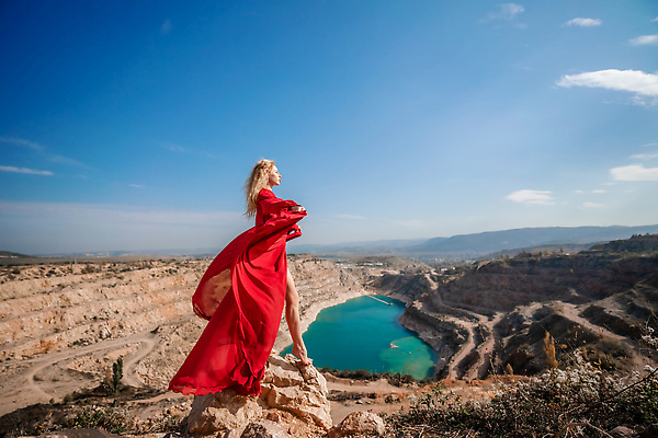 포토 JPG 해외이미지 백인 라이프스타일 드레스 여자 감정 모래 바다 여행 포즈 백그라운드 자연 하늘 바람 휴가 한명 성인 야외 빨간색 물 금발 뷰티 유행 일몰 새벽 흰색 날짜 우아함 유혹 혼자 몽환 해외202309 해외포토 자연요소 서양인 1 헤어스타일 옷 컬러 컨셉 날씨 사람 생활 노을 생태계 파일형식