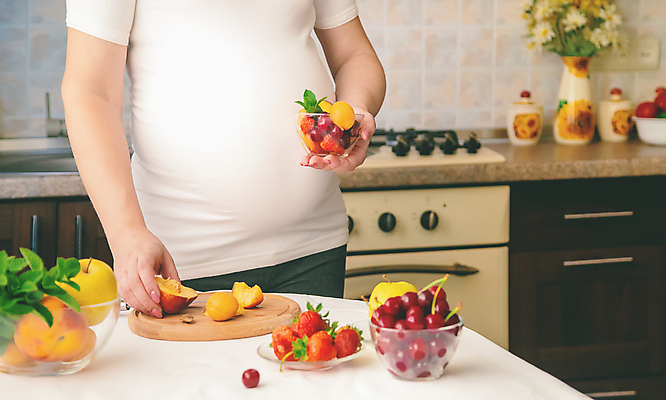포토 JPG 해외이미지 그릇 여자 행복 딸기 도마 건강 관리 한명 들기 성인 주방 임산부 임신 체리 허브 살구 성인여자한명만 해외202309 해외포토 식물 1 식기 감정 과일 모션 주방용품 사람 여자한명만 성인여자만 파일형식
