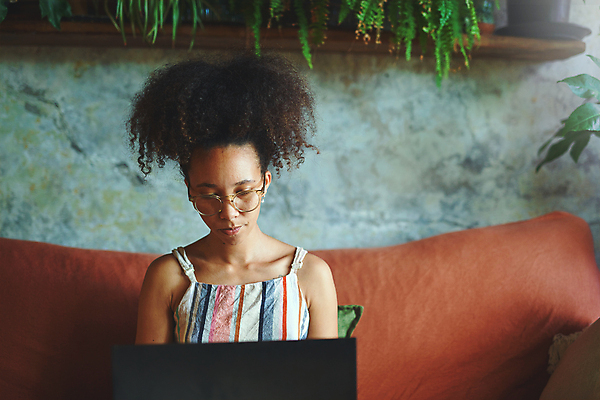 포토 JPG 해외이미지 직업 라이프스타일 여자 인터넷 비즈니스 가정 청소년 아파트 주택 아이디어 갈색머리 한명 사람 앉기 20대 성인 컴퓨터 소파 태블릿 뷰티 디지털 타이핑 업무 비즈니스우먼 계획 연결 무선전화기 와이파이 온라인 남아프리카 소셜미디어 프리랜서 화상통화 여자한명만 해외202309 해외포토 1 헤어스타일 컨셉 의자 모션 아프리카 청년 건물 생활 전자제품 스마트기기 작업 직장인 전화기 무선인터넷 통화 여자만 파일형식
