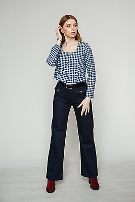 포토 JPG 해외이미지 모양 백인 모델 헤어스타일 옷 얼굴 포즈 백그라운드 신발 신체 비즈니스 바지 갈색머리 실내 따뜻함 한명 정장 사무실 뷰티 파티 유행 화장품 재킷 낭만 날짜 우아함 선탠 잡지 보석 스웨터 날씬함 스타일 해외202309 해외포토 서양인 1 컨셉 상의 하의 사람 이벤트 내부 신체부위 간행물 외투 광석 몸매 파일형식