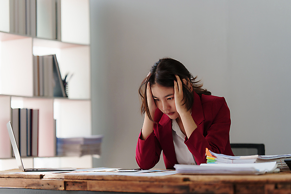 포토 JPG 해외이미지 직업 여자 남자 비즈니스 스트레스 주택 직장 피곤 한명 사람 앉기 성인 금융 노트북 컴퓨터 사무실 슬픔 업무 작업 비즈니스맨 비즈니스우먼 좌절 종업원 책상 고민 경영자 문서 문제 파산 빚 마감 우울증 위기 해외202309 해외포토 1 감정 가구 컨셉 회사 모션 건물 경제 전자제품 직장인 질병 리더 파일형식