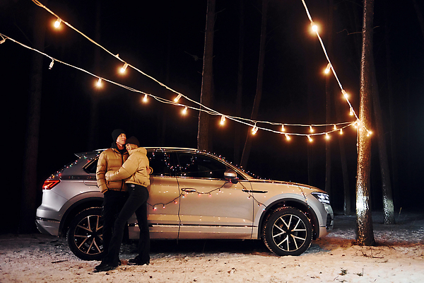 포토 JPG 해외이미지 전신 커플 여자 남자 행복 여행 겨울 전구 안기 자동차 성인 야외 두명 옆모습 마주보기 설원 야간 숲 성인만 차박 해외포토 자연요소 계절 감정 육상교통 뷰포인트 관계 모션 눈_날씨 사람 캠핑 파일형식