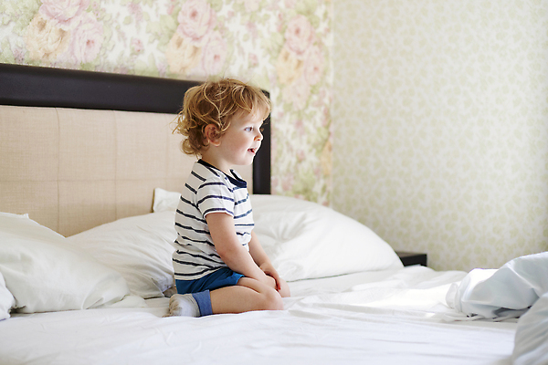 포토 JPG 해외이미지 백인 1 행복 감정 얼굴 어린이 장난 베개 침구 놀이 아침 휴식 주택 실내 한명 미소 웃음 사람 소년 금발 뷰티 맑음 기쁨 침실 흰색 침대 표현 아기 잠 달콤 작음 담요 긍정 걸음마 돌봄 천진난만 해외202309 해외포토 주간 서양인 헤어스타일 남자 컬러 가구 컨셉 모션 날씨 표정 내부 건물 신체부위 맛 크기 파일형식