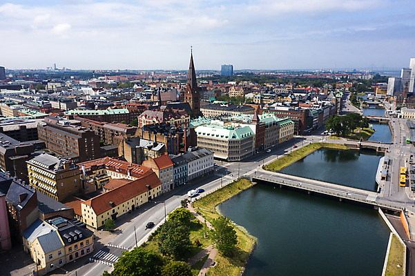 포토 JPG 해외이미지 외관 계절 유럽 여행 건축양식 하늘 휴가 거리 안테나 스웨덴 풍경 사람없음 야외 건물 물 여름 강 도시풍경 햇빛 성당 교회 탑 봄 도시 운하 장면 지역 타운 스카이라인 항공촬영 랜드마크 수평선 해외202309 해외포토 자연요소 건축물 건축 나라 뷰포인트 통신 종교건축 북유럽 태양 파일형식