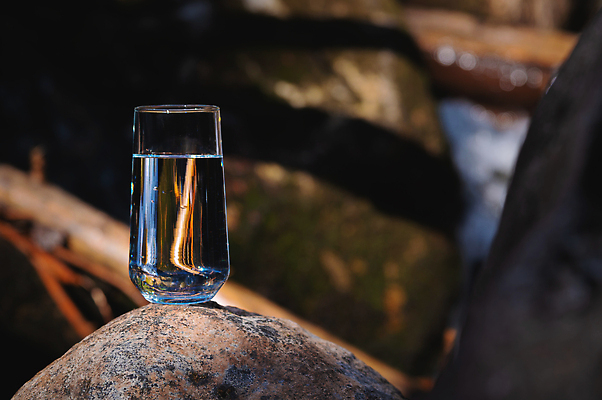 포토 JPG 해외이미지 음료 백그라운드 부분 자연 유리 건강 사람없음 물 여름 어둠 힘 추위 바위 신선 투명 닫기 내추럴 블러 생태학 프리미엄 카피스페이스 해외202309 해외포토 자연요소 계절 교육 모션 재질 공백 돌_바위 생태계 파일형식