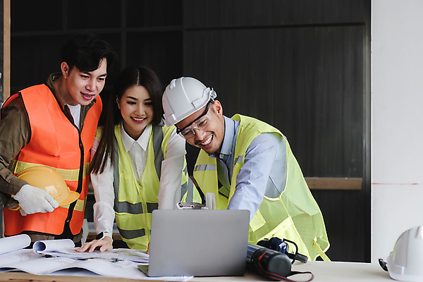 포토 JPG 해외이미지 여자 남자 회의 협력 설계 실내 상반신 성인 앞모습 세명 노트북 설계도 가리킴 안전모 건축가 책상 건축자재 건축업자 성인만 해외202309 해외포토 직업 건축 뷰포인트 가구 컨셉 비즈니스 건설업 사람 손짓 내부 전자제품 헬멧 안전장비 파일형식