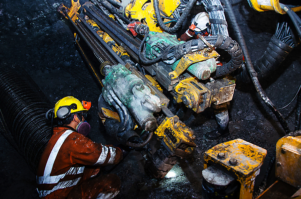 포토 JPG 해외이미지 직업 남자 산업 백그라운드 비즈니스 공장 노동자 안전 사람 사람없음 검은색 어둠 기계 장비 바위 공구 업무 엔지니어 터널 은색 헬멧 무서움 탈출 지하 정비공 공학 광부 석탄 제어 채석 추출 오싹 해외202309 해외포토 교육 감정 길 컬러 컨셉 공업 돌_바위 도구 작업 기술자 보호장비 파일형식