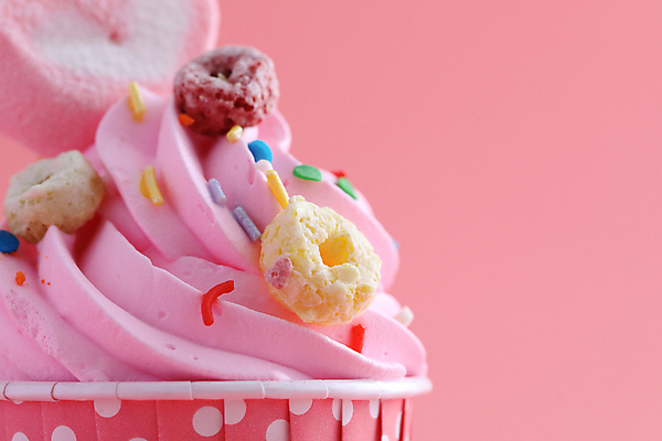 포토 JPG 해외이미지 사람없음 장식 한개 하트 달콤 컵케이크 시리얼 생크림 마시멜로우 스프링클 분홍색배경 해외202309 해외포토 모양 1 음식 분홍색 백그라운드 디저트 케이크 맛 크림 파일형식