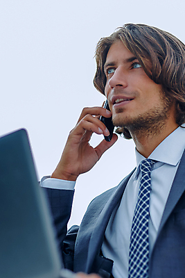 포토 JPG 해외이미지 백인 직업 1 교육 남자 컨셉 인터넷 비즈니스 사업가 통신 모바일 실내 대화 한명 사람 앉기 성인 노트북 스마트폰 사무실 디지털 자료 업무 비즈니스맨 자신감 연결 무선전화기 확인 전자 부름 예약 경영 마케팅 채팅 해외202309 해외포토 서양인 감정 모션 말하기 내부 전자제품 핸드폰 스마트기기 작업 직장인 전화기 파일형식