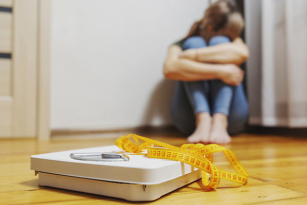 포토 JPG 해외이미지 여자 컨셉 신체 다이어트 바닥 스트레스 아파트 건강 피곤 저울 한명 사람 10대 슬픔 좌절 몸무게 결심 비만 날씬함 측정 고민 눈금 테이프 치수 칼로리 문제 거짓말 계량 우울증 적자 해외202309 해외포토 1 감정 청소년 문구용품 주택 질병 몸매 파일형식