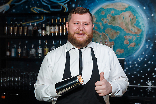 포토 JPG 해외이미지 응시 남자 한명 정장 상반신 성인 바텐더 따봉 쉐이커 성인남자한명만 해외202309 해외포토 1 시선 옷 사람 최고 남자한명만 성인남자만 파일형식