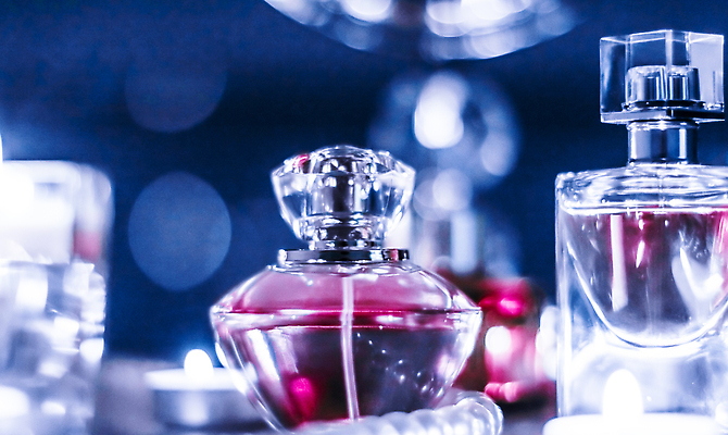 포토 JPG 해외이미지 유리 사람없음 파란색 투명 분위기 고급 향수 보케 향수병 해외202309 해외포토 컬러 컨셉 재질 화장품 병_담는 파일형식