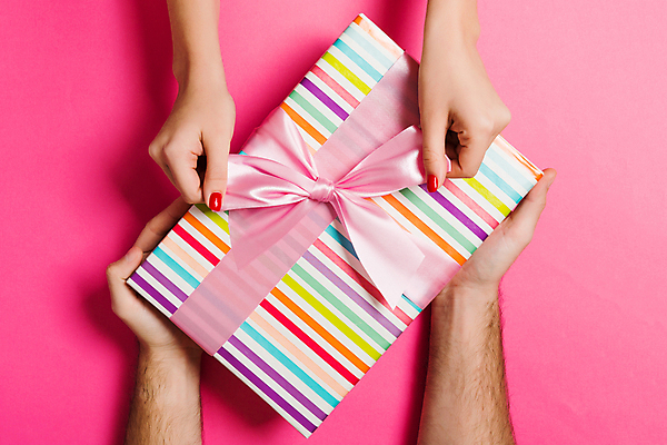 포토 JPG 해외이미지 손 커플 여자 기념일 남자 리본 분홍색 백그라운드 컨셉 크리스마스 데이트 남편 휴가 새해 함께함 선물 사랑 사람 사람없음 상자 뷰티 파티 축제 놀람 줄무늬 낭만 축하 인사 잡기 아내 오픈 생일 날짜 활 주기 DIY 카피스페이스 어머니의날 해외202309 해외포토 감정 컬러 무늬 관계 모션 표정 이벤트 취미 신체부위 공백 예절 미국문화 파일형식