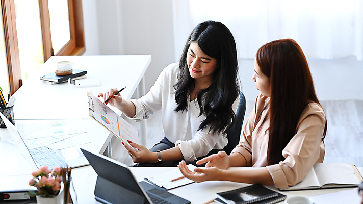 포토 JPG 해외이미지 여자 들기 앉기 상반신 성인 두명 옆모습 노트북 태블릿 사무실 공책 비즈니스우먼 스마트 책상 보여주기 서류판 성인여자만 해외202309 해외포토 뷰포인트 가구 컨셉 비즈니스 모션 문구용품 사람 전자제품 스마트기기 사무용품 직장인 여자만 성인만 파일형식