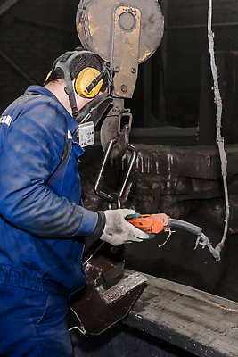 포토 JPG 해외이미지 직업 산업 백그라운드 노동자 건설업 한명 건물 금속 장비 공구 업무 거친 수리 철 회전 작업도구 갈기 튜브 닦기 무거움 유지 패드 방사형 찰과상 철강 해외202309 해외포토 1 건축물 모션 재질 사람 도구 작업 무게 상처 파일형식