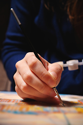 포토 JPG 해외이미지 손 여자 교육 컬러 백그라운드 컨셉 창조 미술 사람 취미 사람없음 컬러풀 페인트 붓 그리기 그림 질감 예술가 캔버스 페인트붓 화가 아크릴 해외202309 해외포토 직업 모션 재질 문화예술 신체부위 파일형식