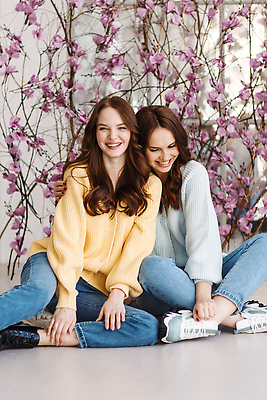 포토 JPG 해외이미지 백인 모델 헤어스타일 옷 여자 행복 백그라운드 2 포옹 휴식 갈색머리 실내 한명 사람 성인 뷰티 유행 귀여움 검은색 우정 기쁨 에너지 춤 고립 스타일 해외202309 해외포토 서양인 1 감정 컬러 컨셉 안기 문화예술 내부 친구 파일형식