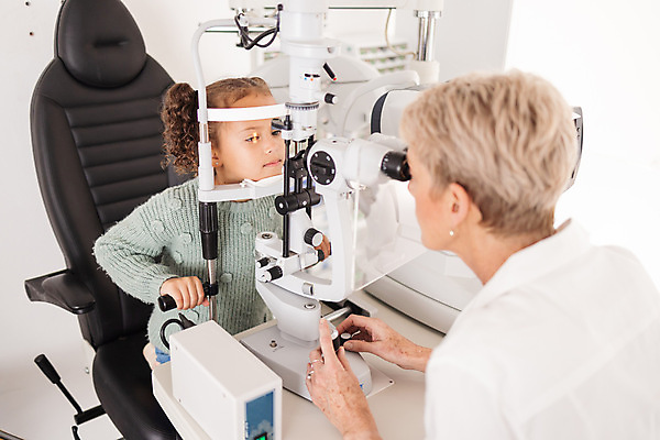 포토 JPG 해외이미지 여자 어린이 앉기 상반신 성인 두명 장비 측정 시력검사 안경점 검안사 여자만 해외202309 해외포토 직업 모션 사람 상점 검사_조사 파일형식 안경사