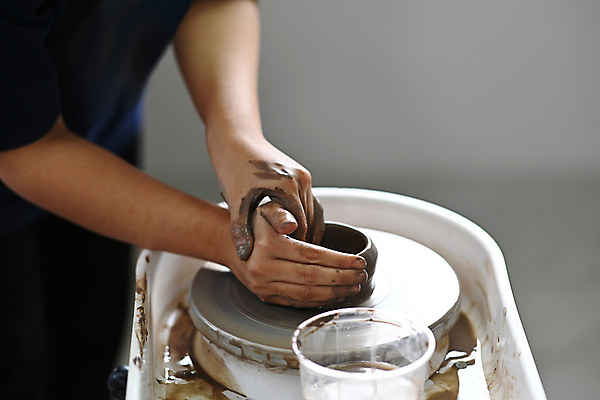 포토 JPG 해외이미지 그릇 손 취미 신체부위 도자기 도자기공예 집중 만들기 점토 진흙 수공예 도예가 도자기공방 해외202309 해외포토 직업 식기 컨셉 모션 사람 공예 파일형식