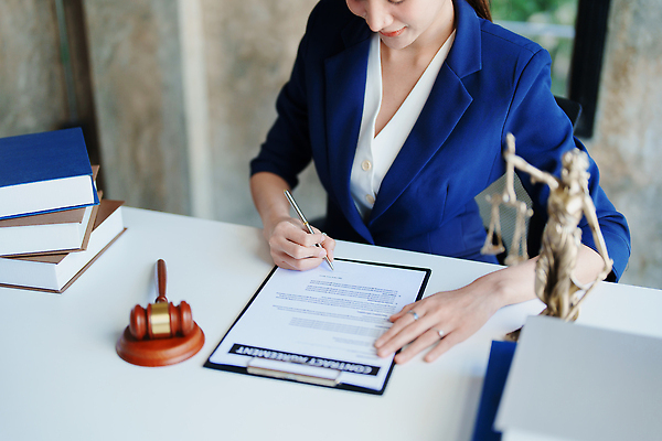 포토 JPG 해외이미지 여자 비즈니스 한명 앉기 상반신 성인 책 사무실 동상 펜 기록 법률가 책상 상담 문서 법 의사봉 변호사 무더기 성인여자한명만 해외202309 해외포토 직업 1 가구 모션 사람 필기구 조형물 기념물 여자한명만 성인여자만 파일형식