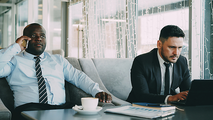 포토 JPG 해외이미지 백인 직업 중년 흑인 인터넷 비즈니스 사업가 유리 탁자 성공 수염 실내 대화 정장 두명 노트북 스마트폰 핸드폰 컴퓨터 디지털 카페 정보 타이핑 업무 작업 비즈니스맨 자신감 결심 무선전화기 집중 동료 경영자 온라인 다민족 경영 단절 패기 프로젝트 해외202309 해외포토 서양인 옷 남자 감정 가구 컨셉 관계 재질 말하기 사람 성인 내부 전자제품 스마트기기 상점 직장인 전화기 리더 파일형식