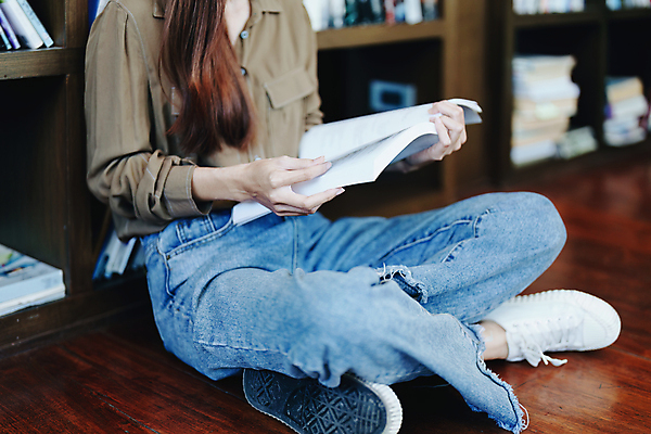 포토 JPG 해외이미지 백인 학생 라이프스타일 응시 여자 교육 행복 백그라운드 컨셉 학교 책장 실내 한명 서기 사람 성인 책 학습 스터디 독서 뷰티 시험 정보 도서관 구매 스마트 책상 대학교 문학 섞기 해외202309 해외포토 서양인 1 시선 감정 가구 모션 내부 생활 쇼핑 파일형식