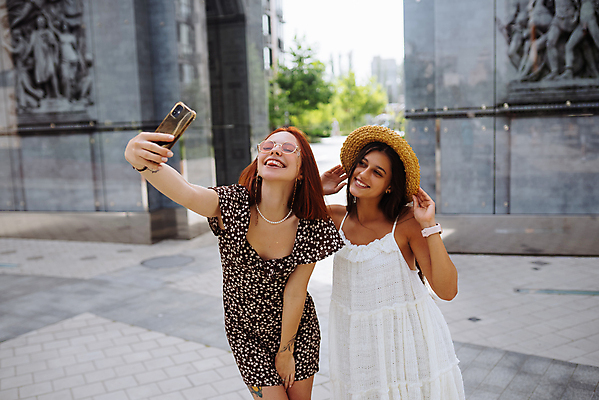 포토 JPG 해외이미지 백인 학생 라이프스타일 여자 행복 2 탁자 모바일 거리 함께함 앉기 성인 야외 두명 친구 스마트폰 핸드폰 햇빛 뷰티 평화 우정 카페 잡기 도시 셀프카메라 자매 보여주기 셀프 스타일 해외202309 해외포토 서양인 감정 가구 컨셉 가족 관계 모션 사람 생활 전자제품 스마트기기 태양 상점 사진촬영 파일형식