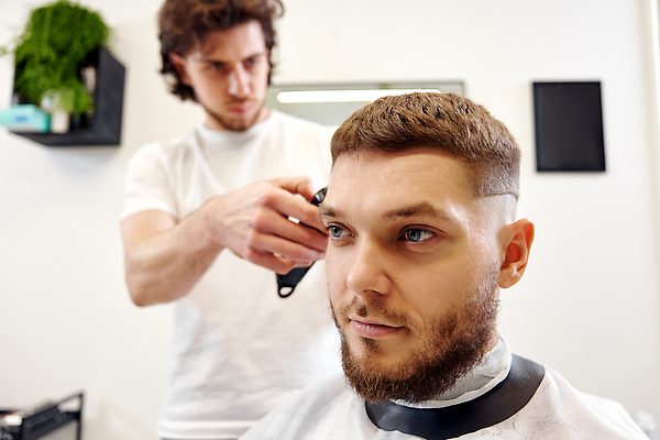 포토 JPG 해외이미지 식물 헤어스타일 응시 남자 앉기 상반신 성인 두명 옆모습 거울 장비 망토 미용사 이발 이발소 바리깡 성인남자만 해외202309 해외포토 직업 시선 뷰포인트 모션 사람 뷰티샵 남자만 성인만 파일형식