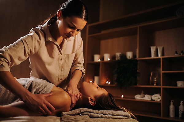 포토 JPG 해외이미지 여자 실내 상반신 성인 두명 앞모습 옆모습 눕기 스파 잡기 마사지 마사지사 어깨 바디케어 안마사 성인여자만 해외202309 해외포토 직업 뷰포인트 모션 사람 내부 신체부위 여자만 성인만 파일형식