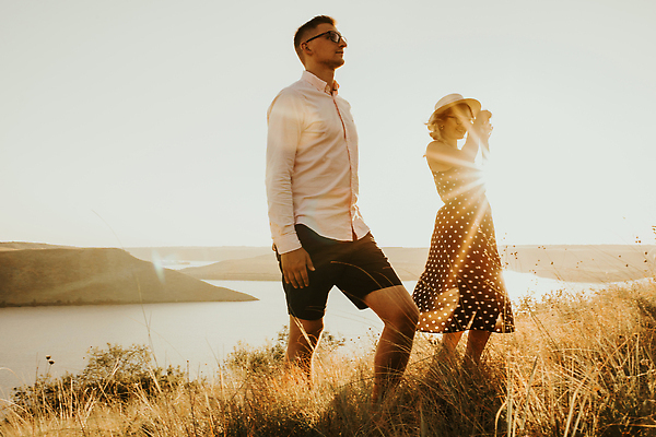 포토 JPG 해외이미지 커플 여자 남자 행복 실루엣 신랑 2 밭 데이트 가족 관계 포옹 자연 하늘 남편 휴가 키스 함께함 관리 사랑 사람 성인 야외 두명 빛 태양 일몰 산책 낭만 시골 잡기 아내 유혹 약혼 힙스터 해외202309 해외포토 자연요소 패션 감정 결혼 컨셉 농업 안기 모션 휴식 촬영기법 노을 애정표현 생태계 약속 파일형식