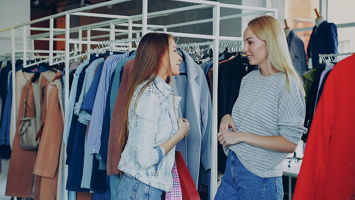 포토 JPG 해외이미지 라이프스타일 응시 옷 여자 행복 이동 새로움 함께함 실내 대화 미소 웃음 사람 손짓 소녀 두명 쇼핑 뷰티 유행 판매 상점 터치 코트 도움 고급 선택 쇼핑몰 수집 종업원 주기 주인 부티크 채팅 스타일 해외202309 해외포토 직업 시선 감정 어린이 컨셉 모션 표정 말하기 내부 생활 외투 파일형식